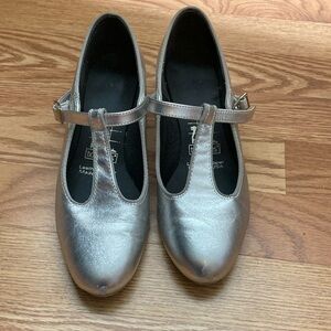 Tic-tac-toe’s silver 6 1/2 Maryjane’s